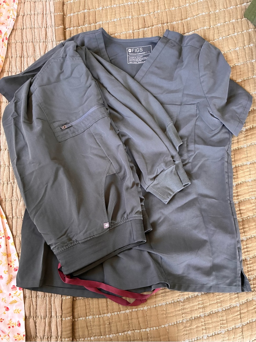 Figs women’s Dark Gray Lightweight Scrub joggers & 1 pocket Top